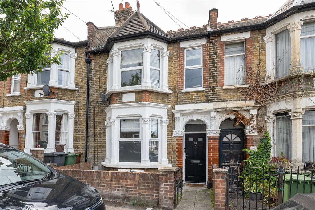 Property photo 1 of 22 Spruce Hills Road E17