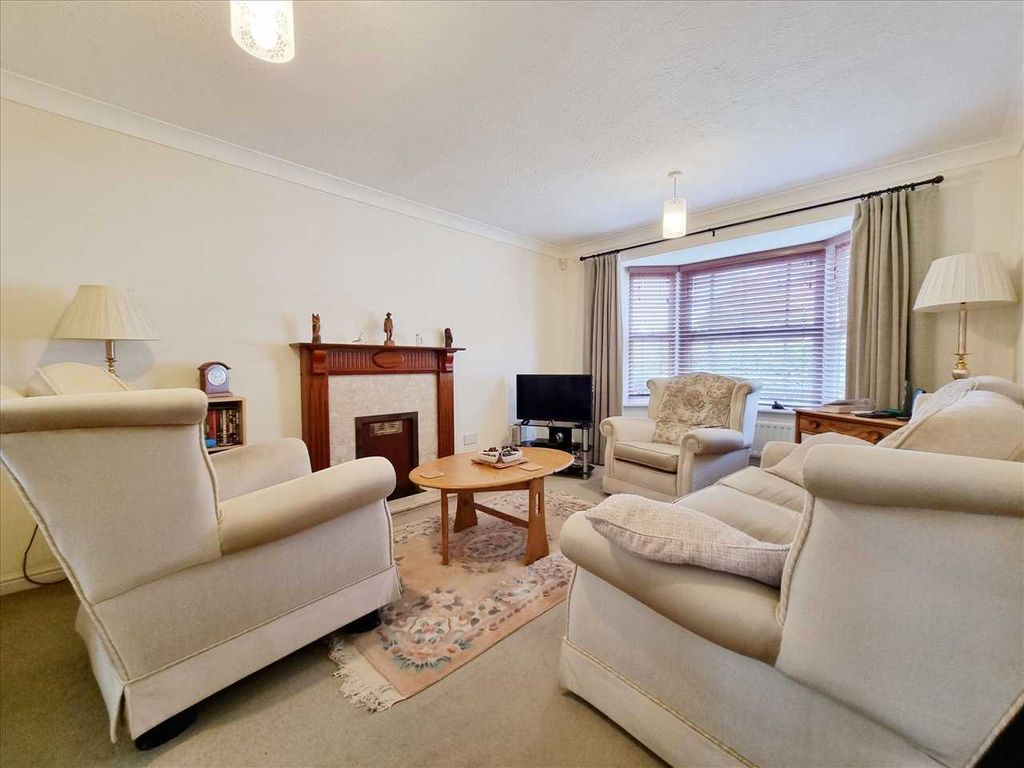 Property photo 2 of 10 Lounge:
