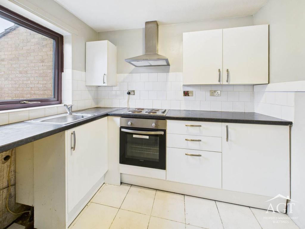 Property photo 3 of 14 Kitchen