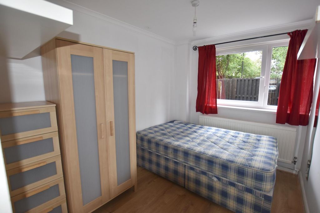 Property photo 3 of 9 Bed1 New.Jpg