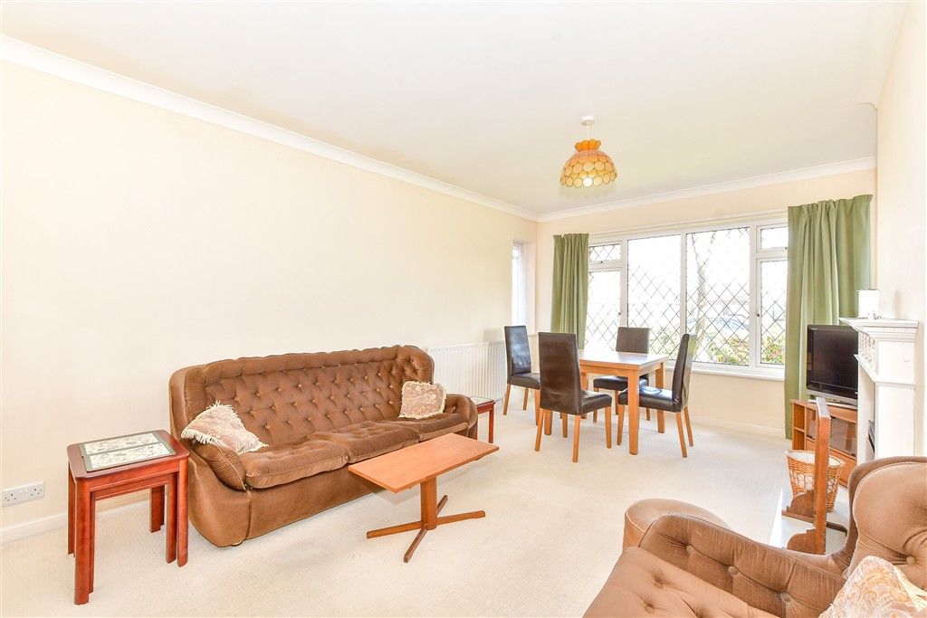 Property photo 3 of 12 Lounge