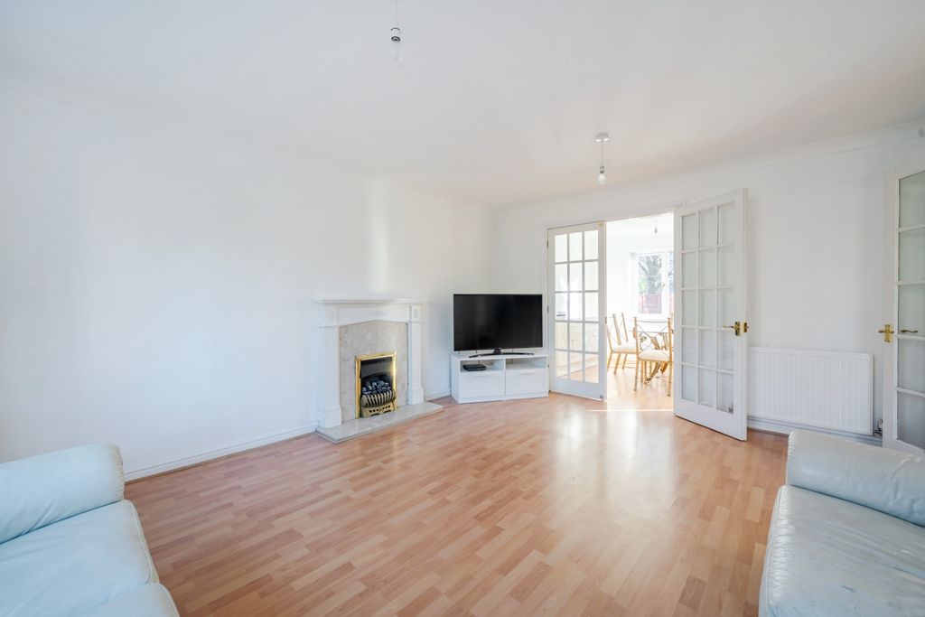 Property photo 3 of 17 Lounge 2