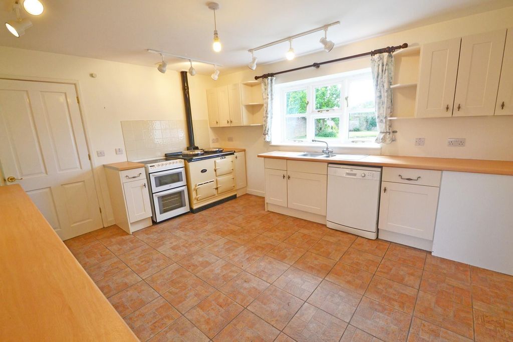 Property photo 3 of 10 Kitchen/Breakfast Area