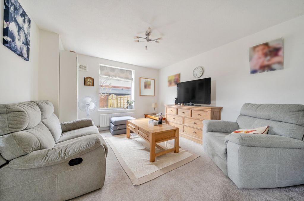 Property photo 3 of 11 Ewemove Harrogate Living Room