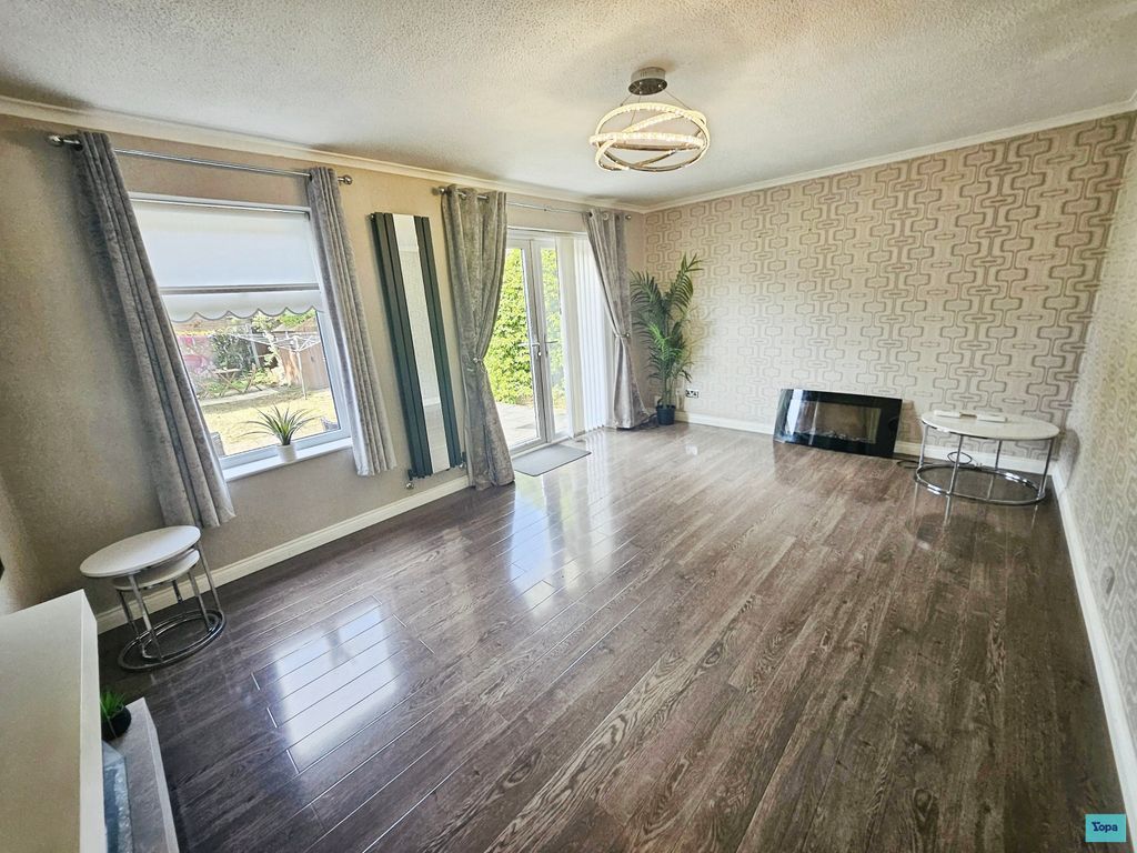 Property photo 3 of 20 Lounge