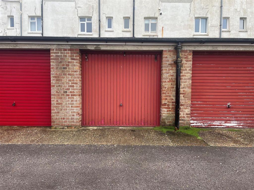 Property photo 1 of 3 Garage