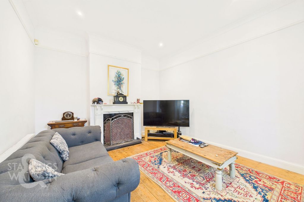 Property photo 2 of 27