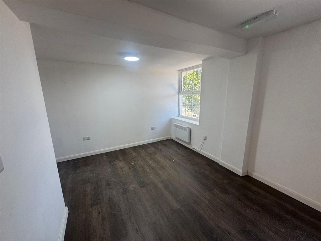 Property photo 1 of 5 Ruislip High St Studio