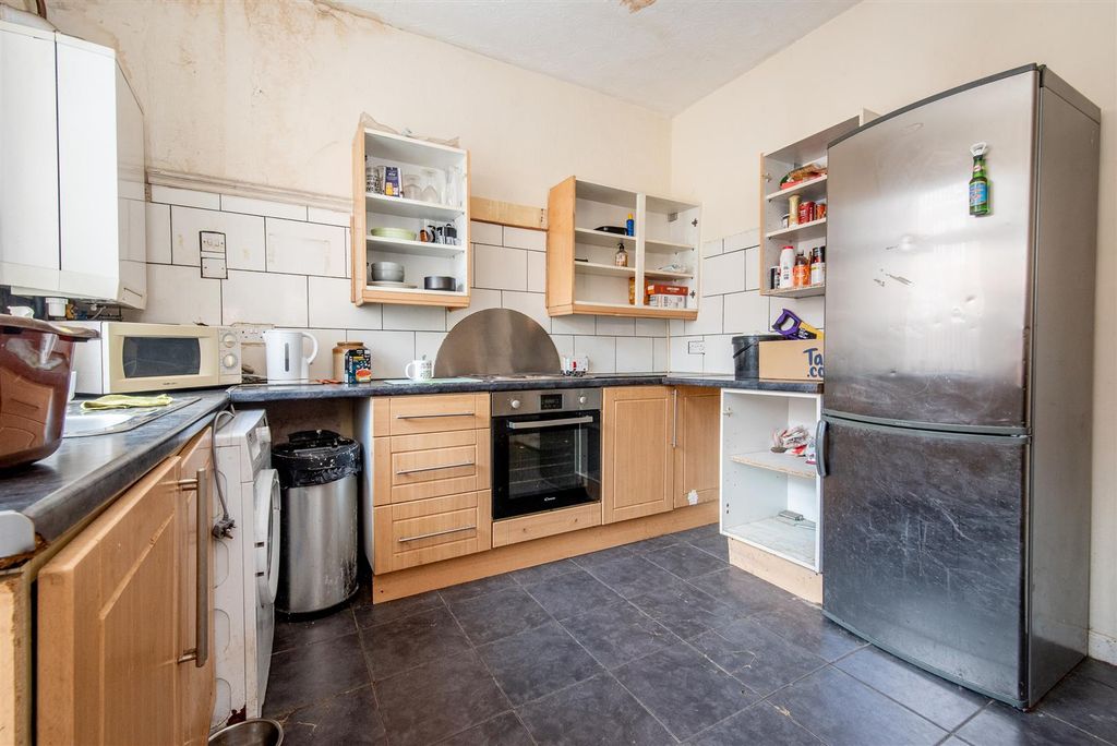 Property photo 3 of 14 Kitchen