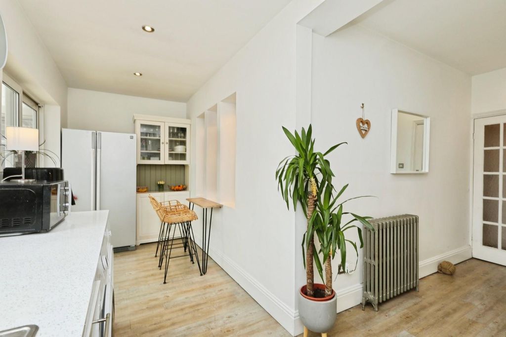 Property photo 3 of 28 Breakfast Kitchen