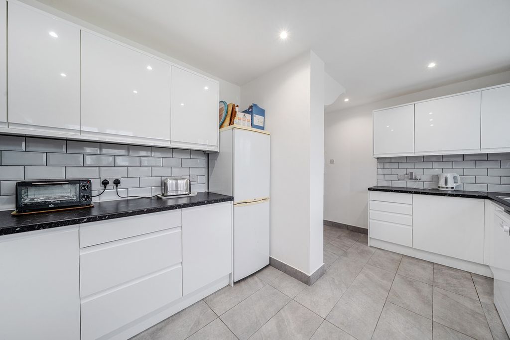 Property photo 3 of 27