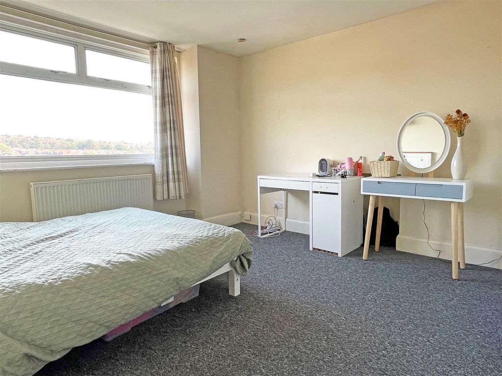 Property photo 3 of 8 Bed1A.Jpg