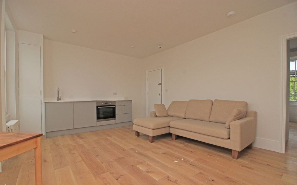 Property photo 2 of 9 Flat 3