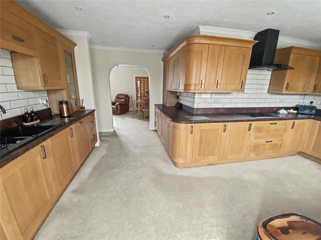 Property photo 3 of 10 Kitchen/B'fast Room