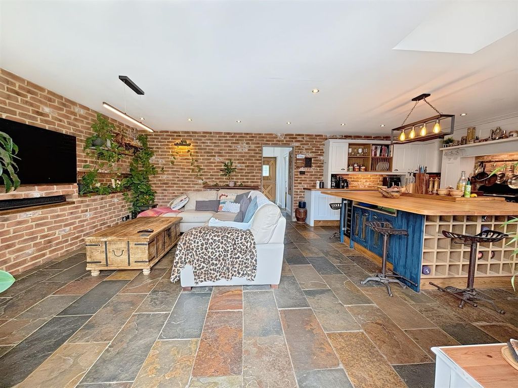Property photo 3 of 39
