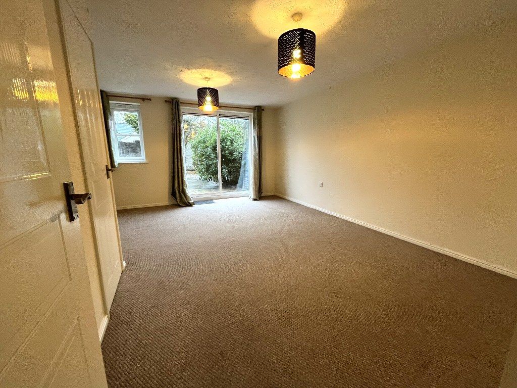 Property photo 2 of 8 Lounge