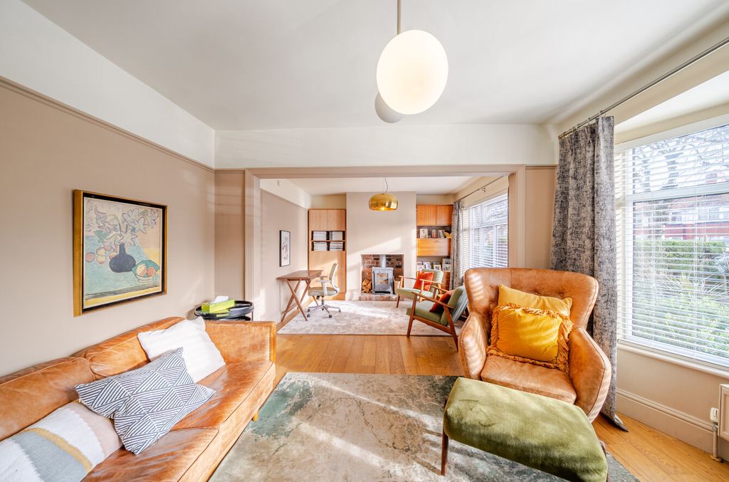 Property photo 3 of 21 Lounge