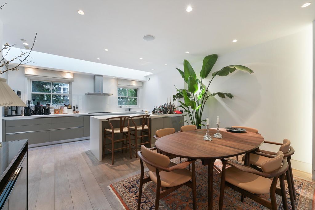 Property photo 2 of 12 Kitchen