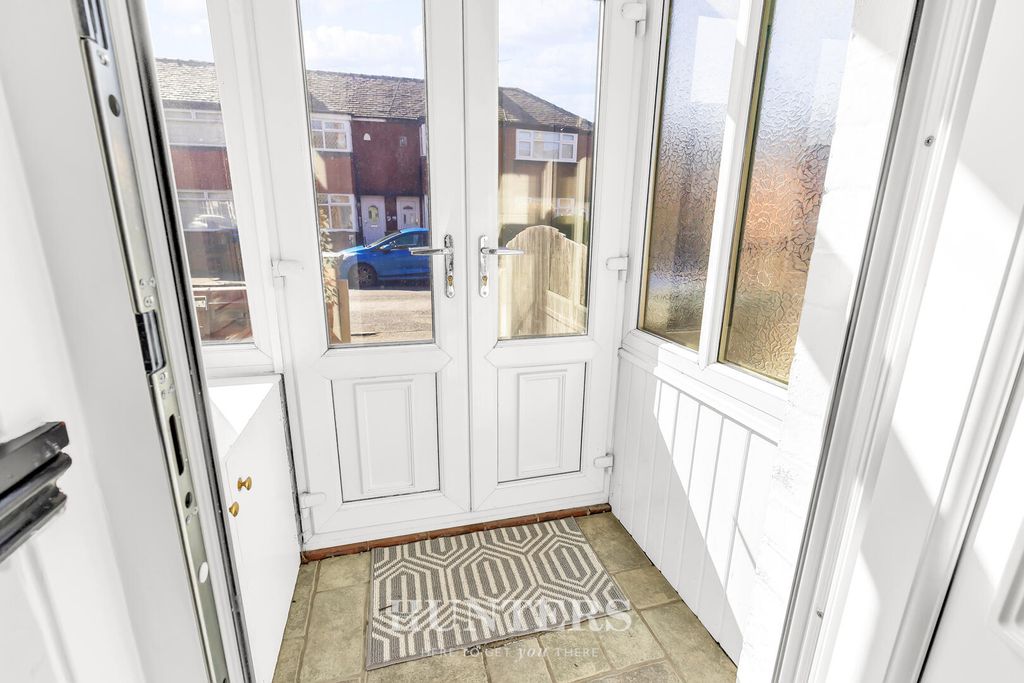 Property photo 2 of 17 Hallway