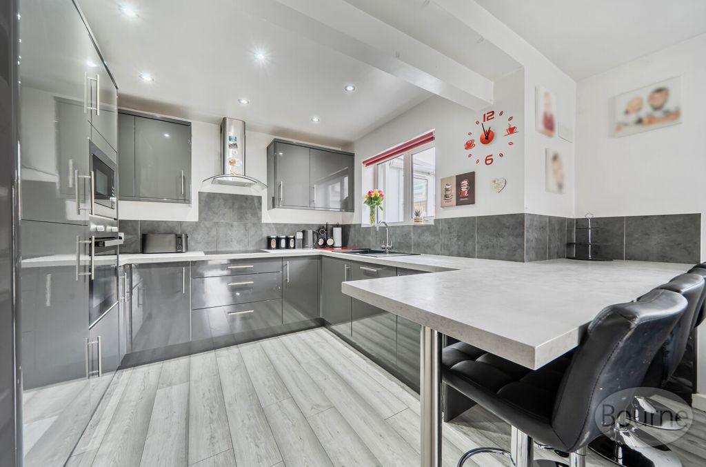 Property photo 2 of 21 043E2E9c-9F7F-407...