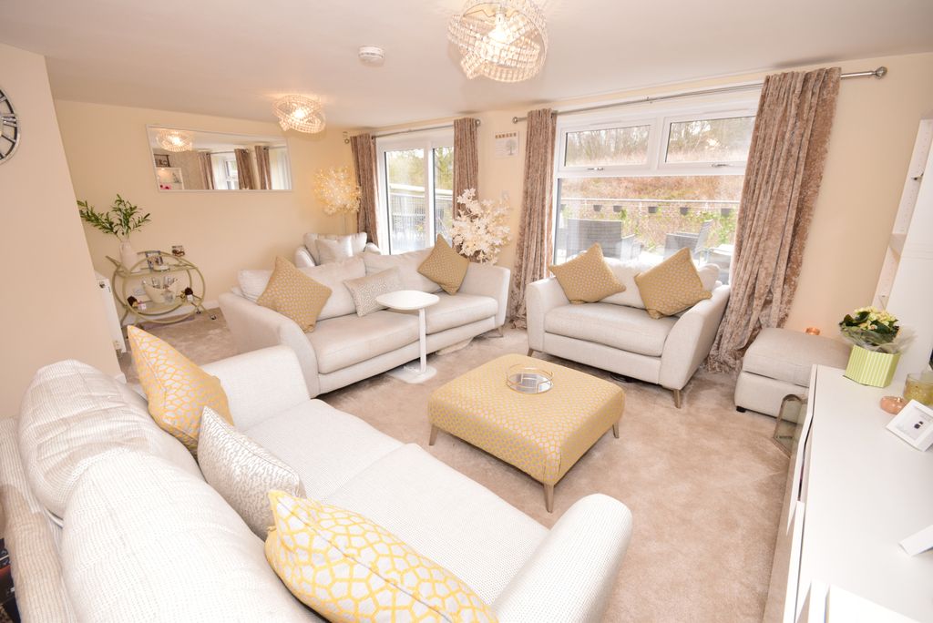 Property photo 3 of 24 Lounge