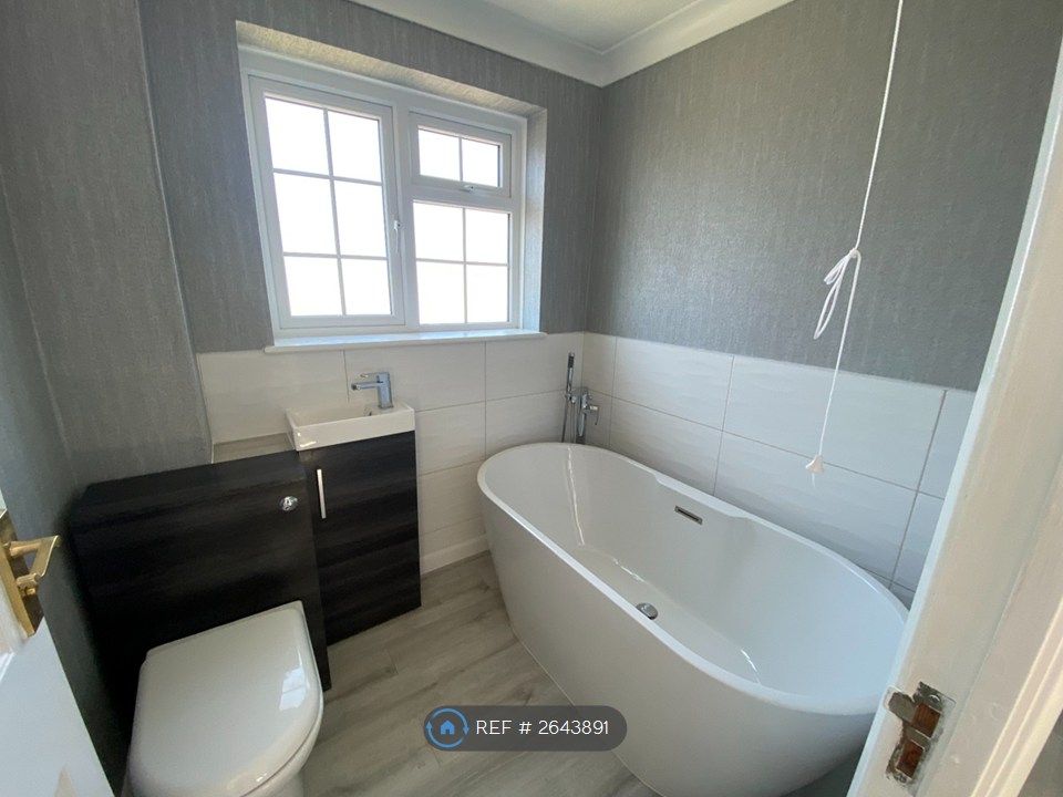 Property photo 3 of 10 Stand Alone Bath With Vanity Basin