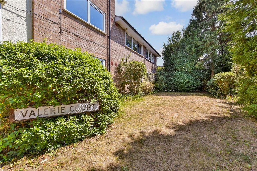 Property photo 2 of 10 Communal Gardens