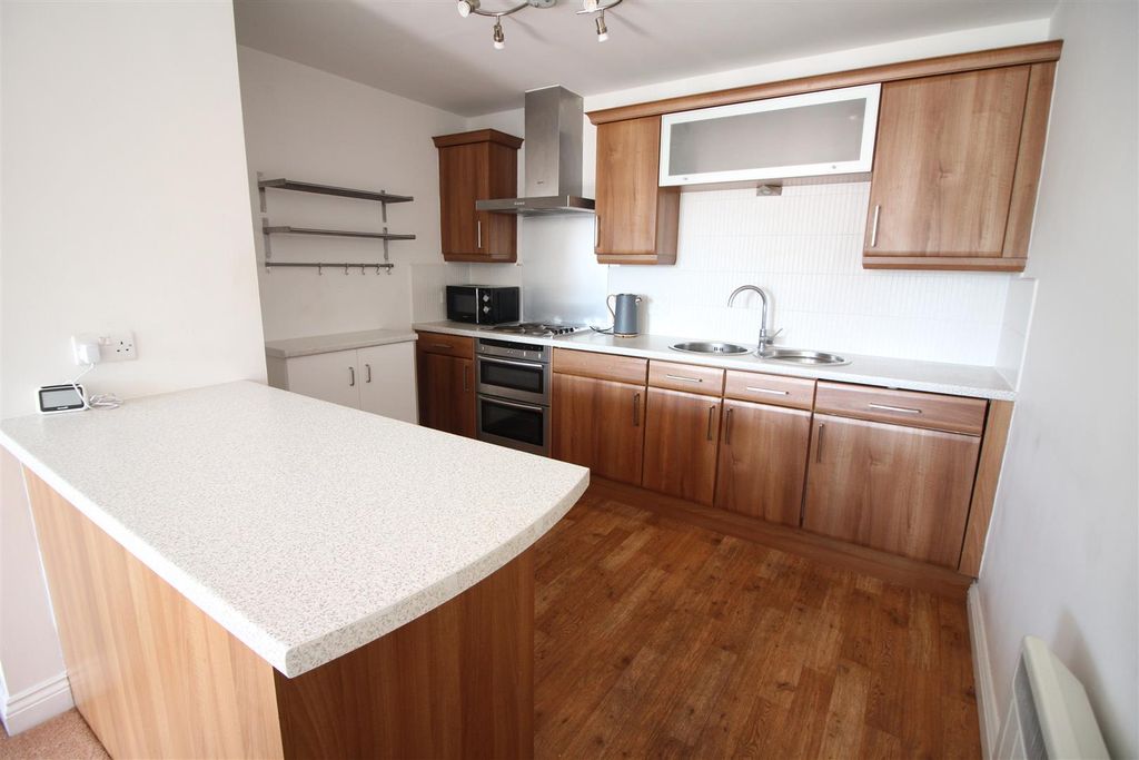 Property photo 2 of 6 Fitted Kitchen
