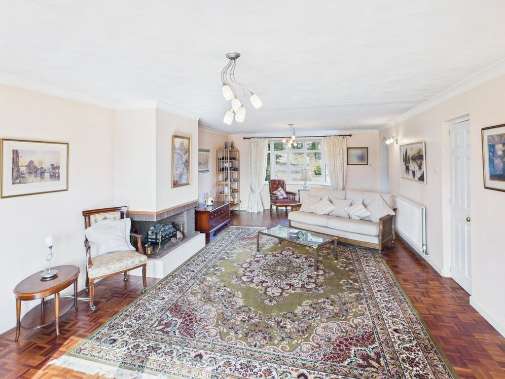 Property photo 3 of 18 Living Room