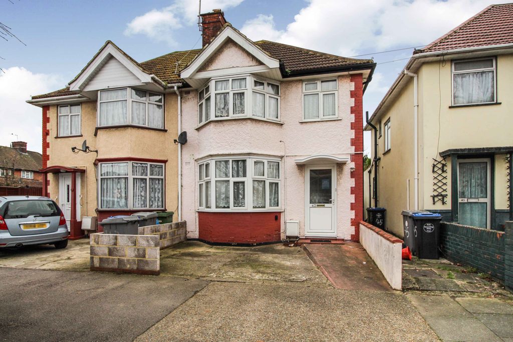 Property photo 1 of 11 Three Bedroom Semi Detached House For Sale