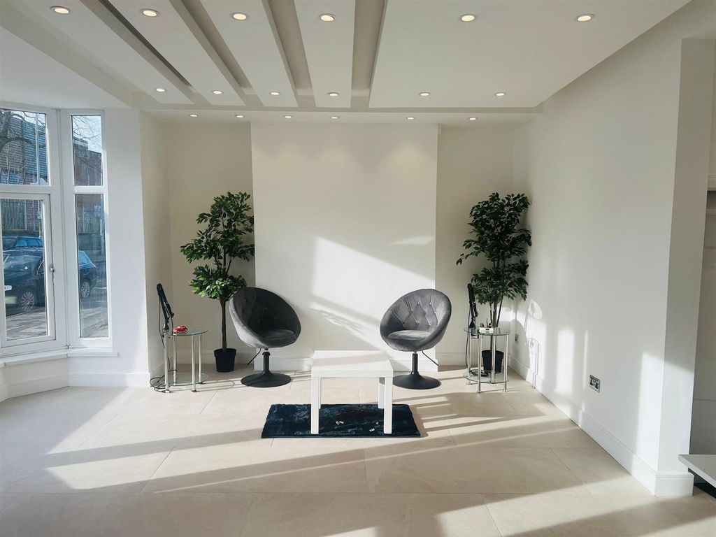 Property photo 3 of 12 25 Institute Rd 4.Jpg