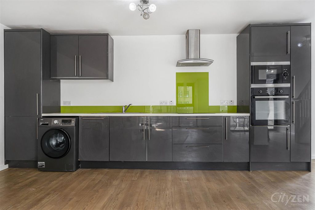 Property photo 3 of 17 Kitchen
