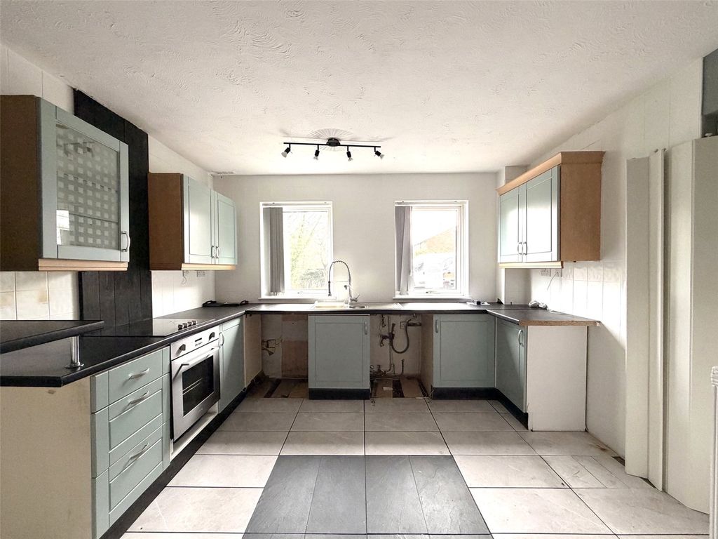 Property photo 3 of 19 Kitchen