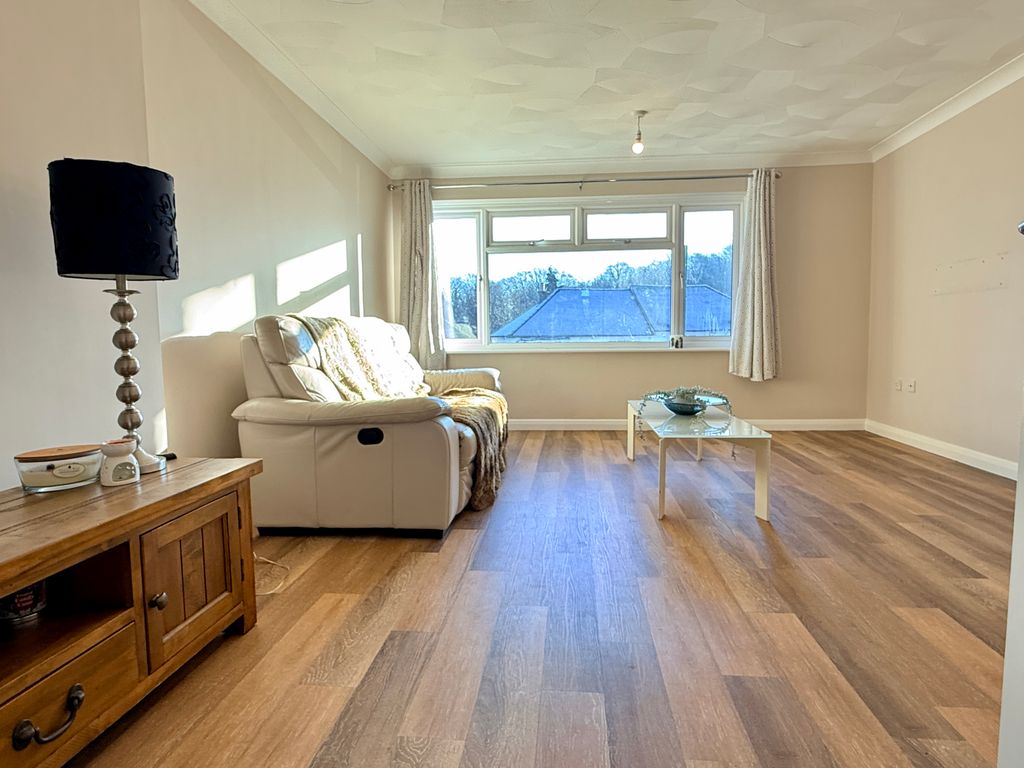 Property photo 3 of 8 Lounge