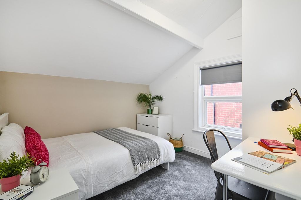 Property photo 2 of 12 Bright, Modern Double Bedroom With A Comfortable d...
