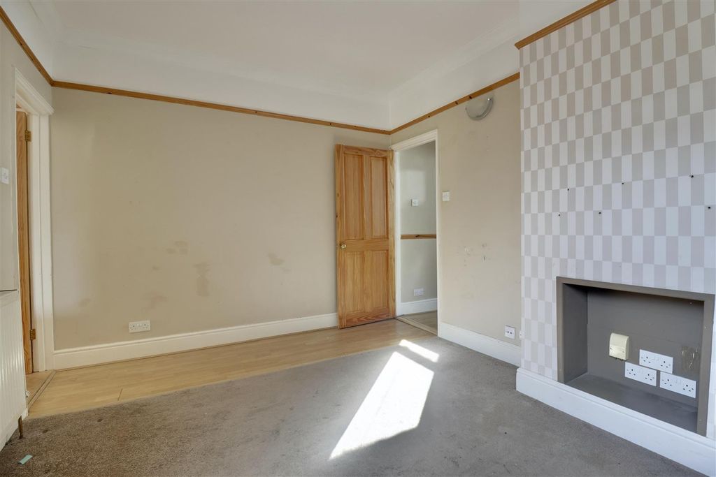 Property photo 3 of 14 6B171918-68De-4E81-9Aab-Ebb8000E15F4_1_201_A.Jpeg