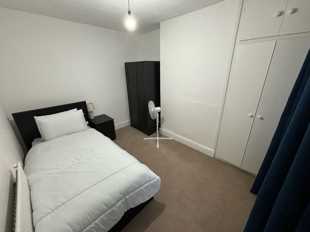 Property photo 2 of 5 Bedroom