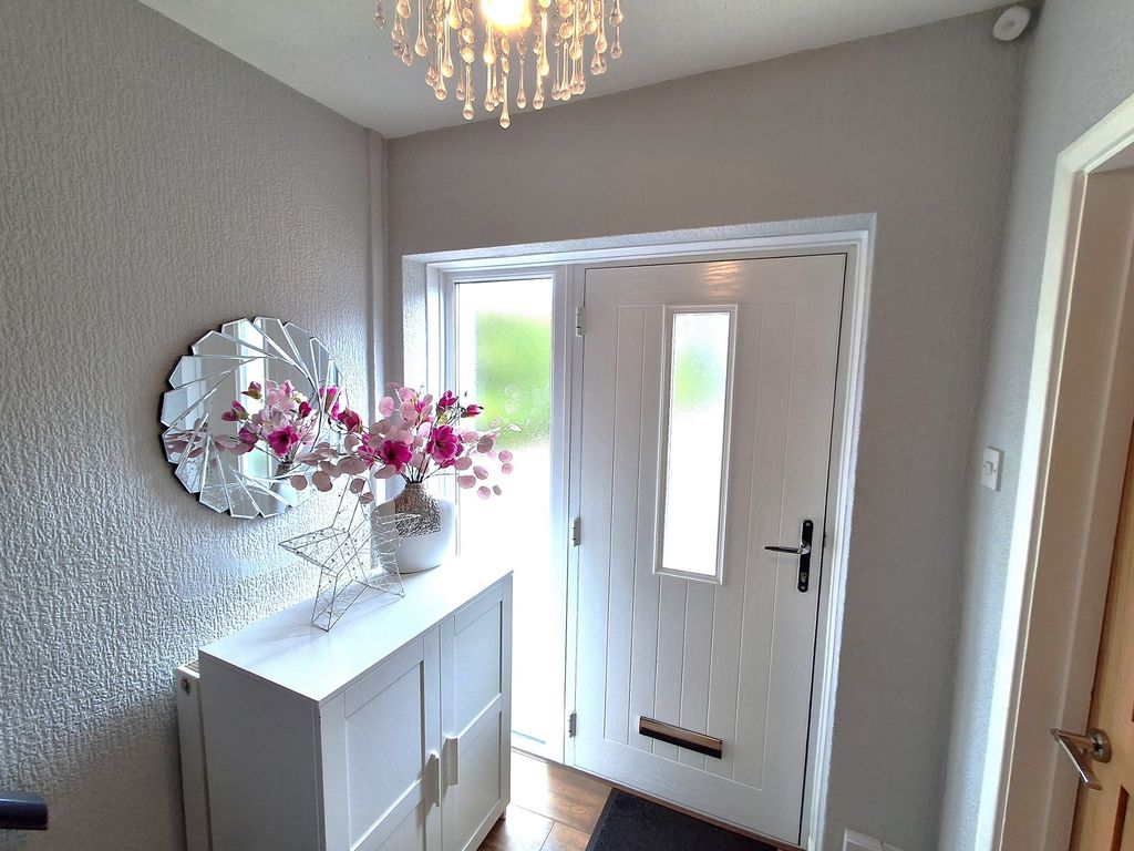 Property photo 3 of 35 Entrance Hall