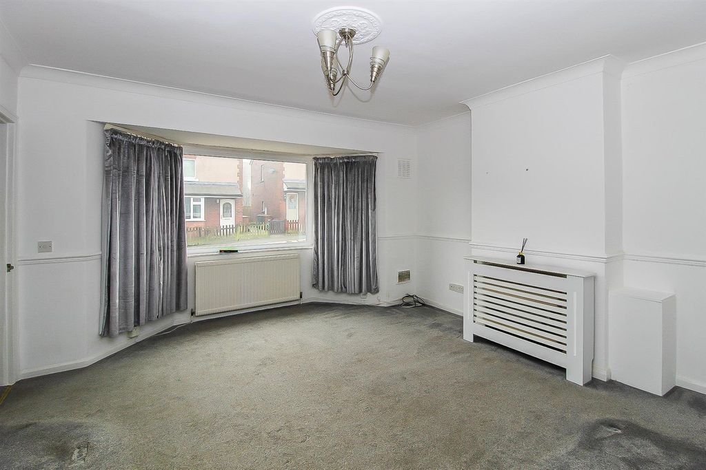 Property photo 3 of 8 Lounge