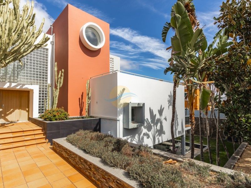 Property photo 2 of 54