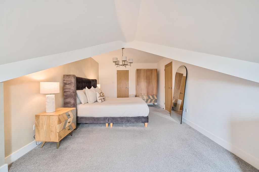 Property photo 2 of 18 Bedroom