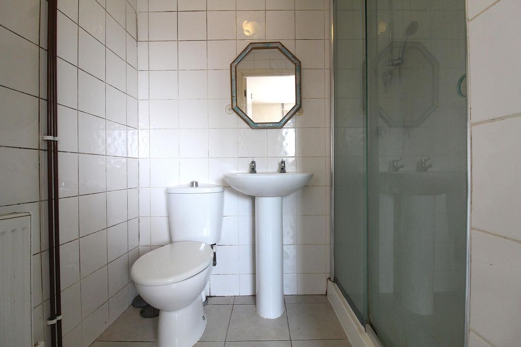 Property photo 2 of 7 Bathroom