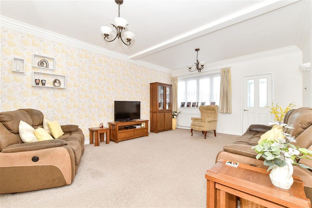 Property photo 1 of 13 Lounge