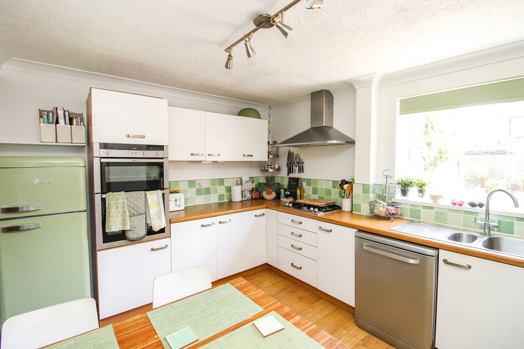 Property photo 2 of 16 Kitchen