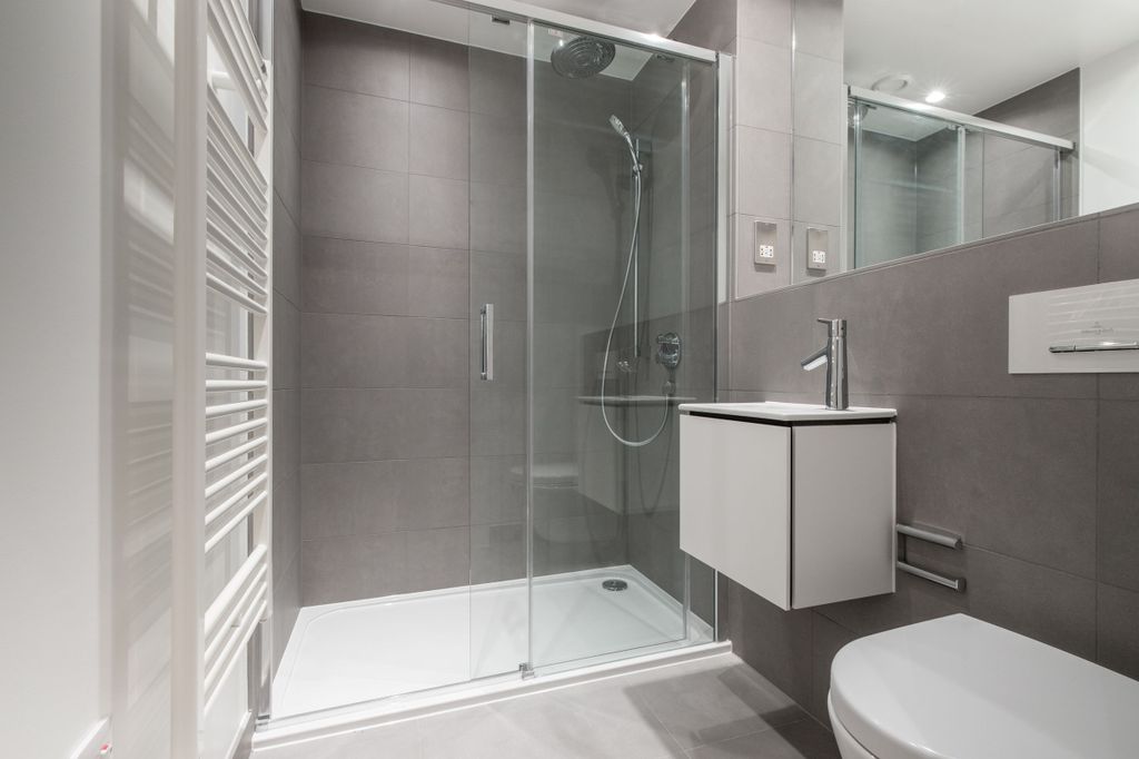 Property photo 3 of 10 Bathroom