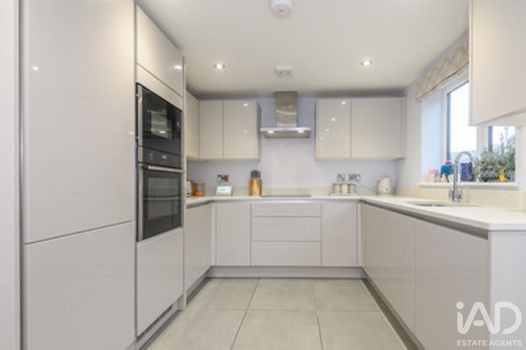 Property photo 2 of 21