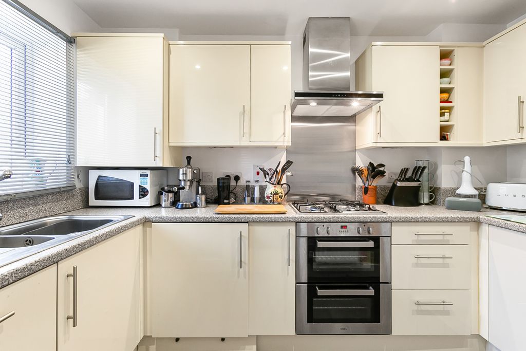 Property photo 3 of 17 Kitchen