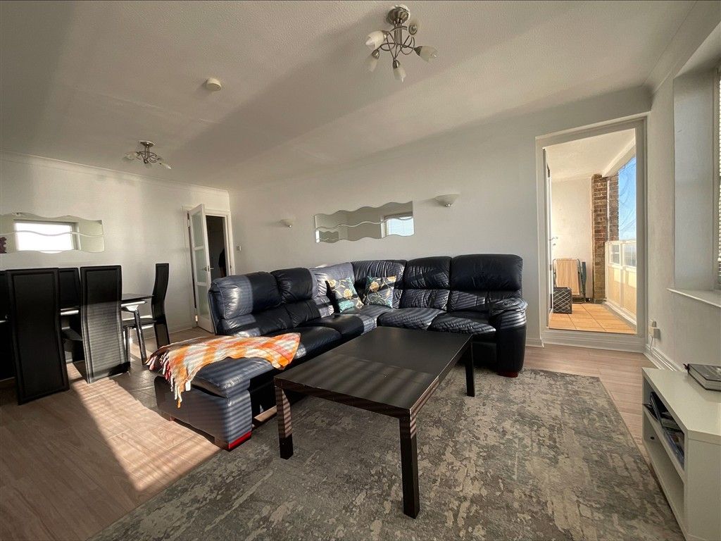 Property photo 3 of 17 Lounge