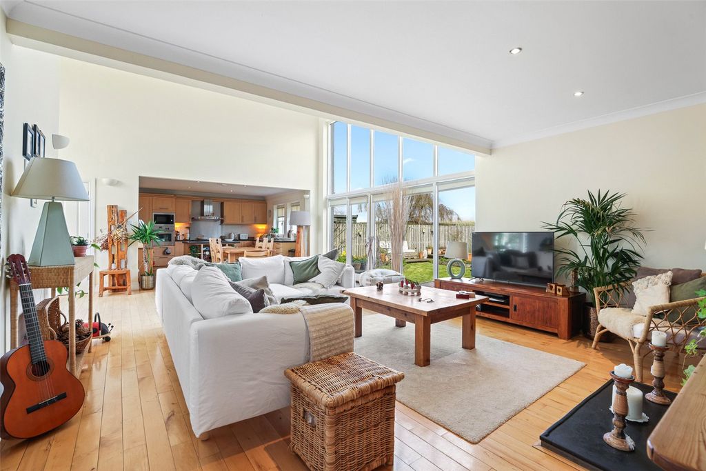 Property photo 2 of 35 Living Room