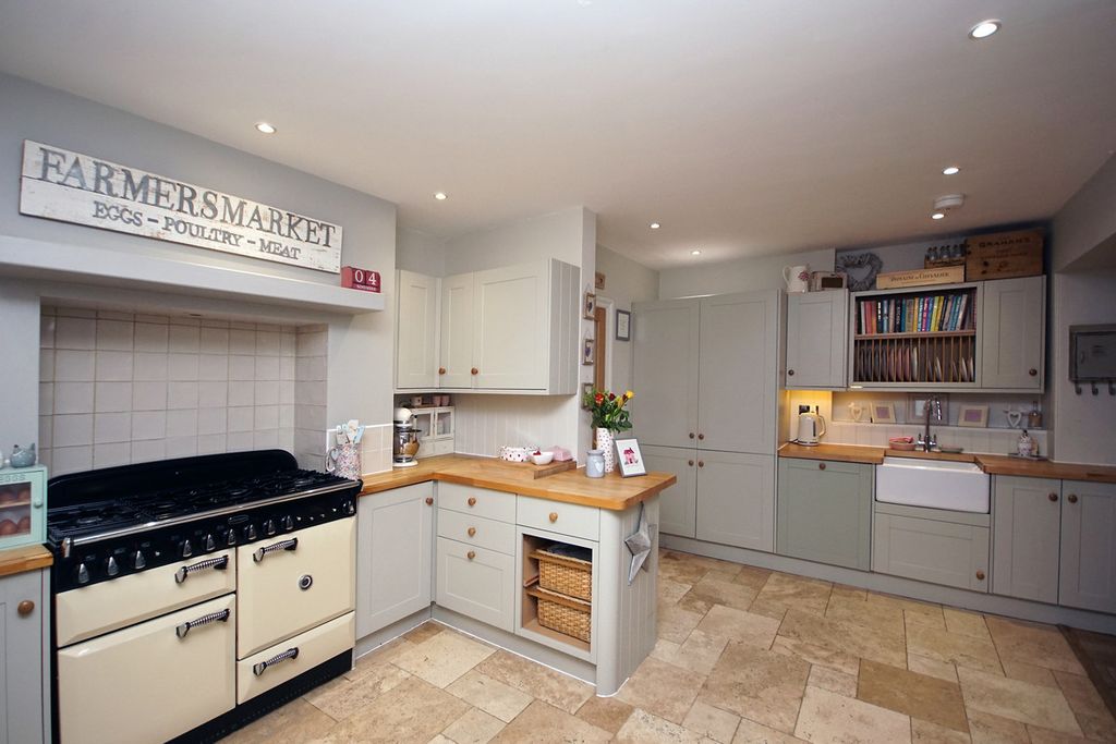 Property photo 2 of 26